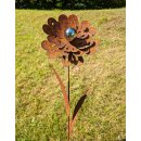 Rost Blume mit Edelstahlkugel als Gartendekoration